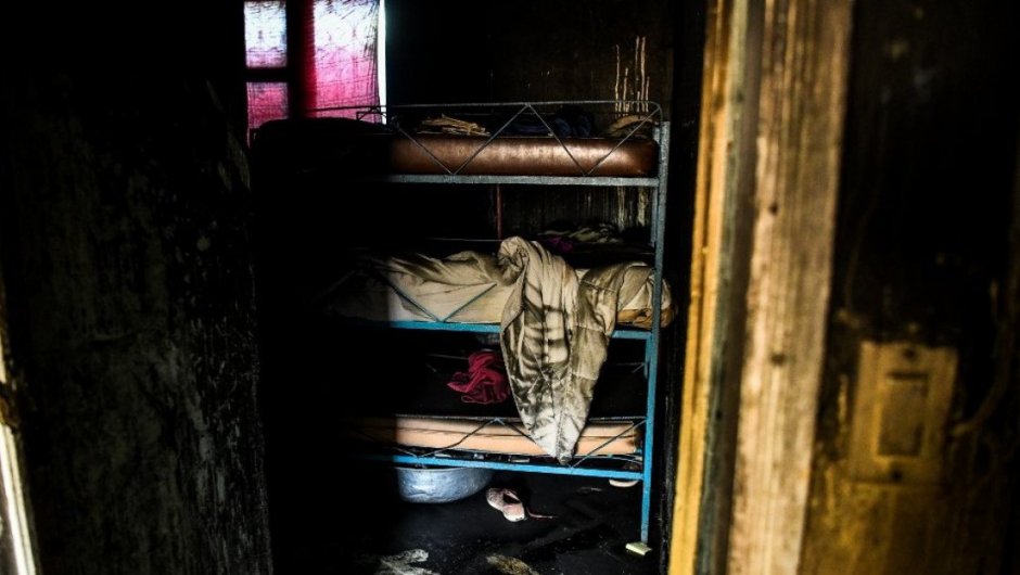 Una de las habitaciones en la que vivian los niños. (Foto: AFP)